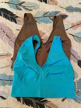 Rhonda Shear Turquoise and Brown Seamless Scoop Sports Bras